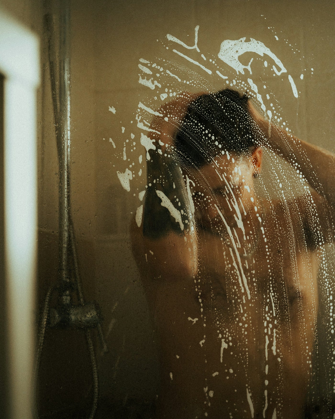Sous la douche, vitre embuée